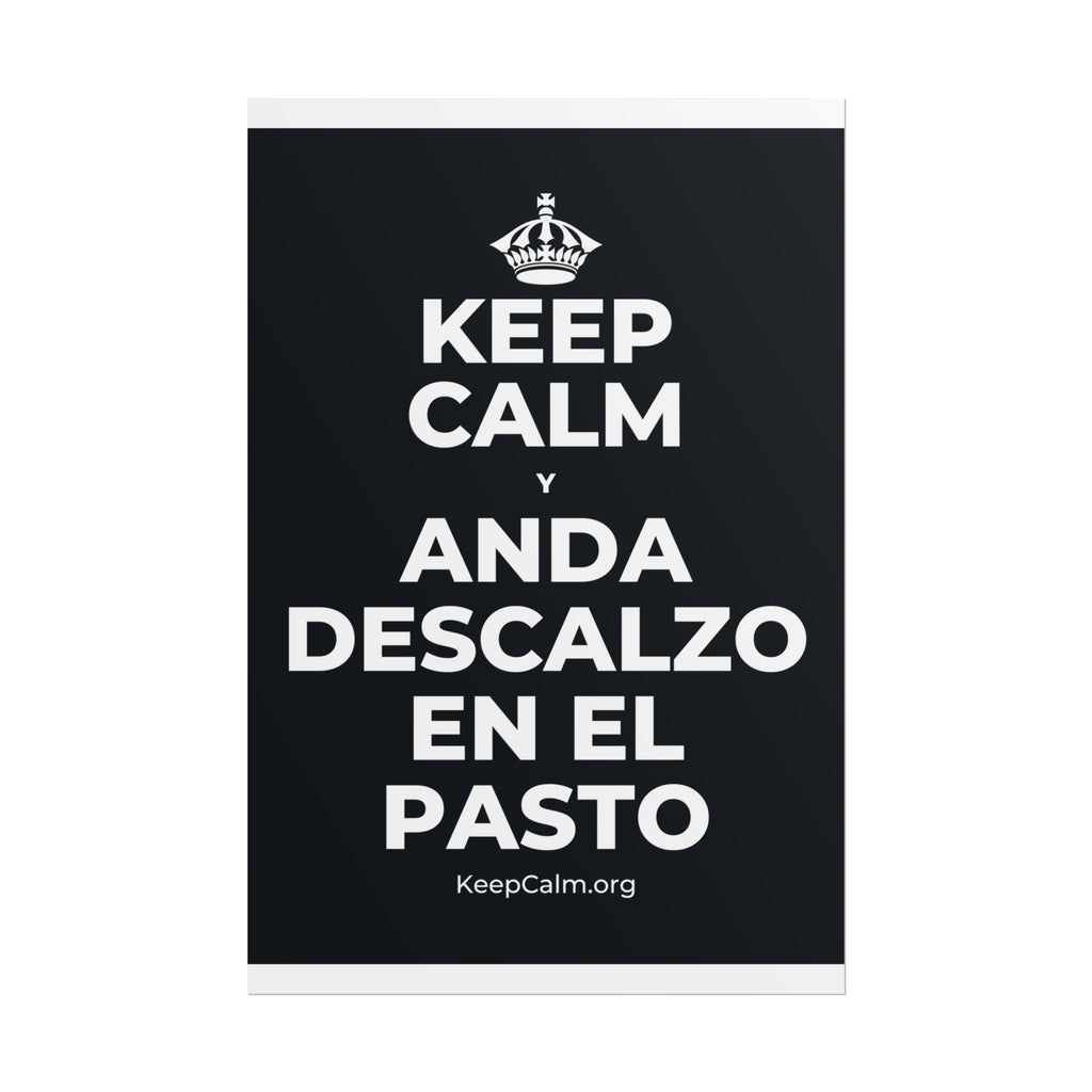 KEEP CALM Y ANDA DESCALZO EN EL PASTO Poster (Dark)