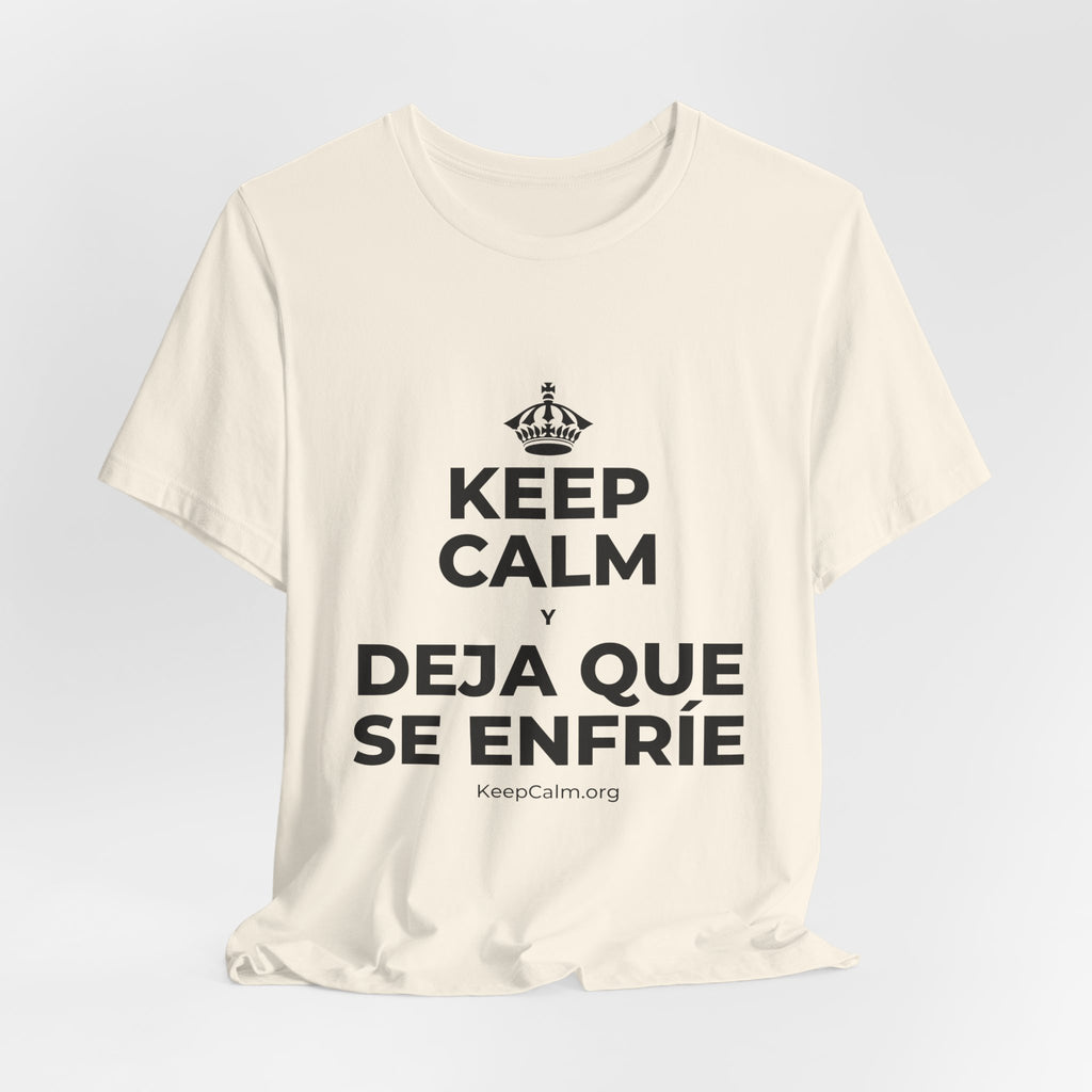 KEEP CALM Y DEJA QUE SE ENFRÍE T-Shirt (White–Asphalt)