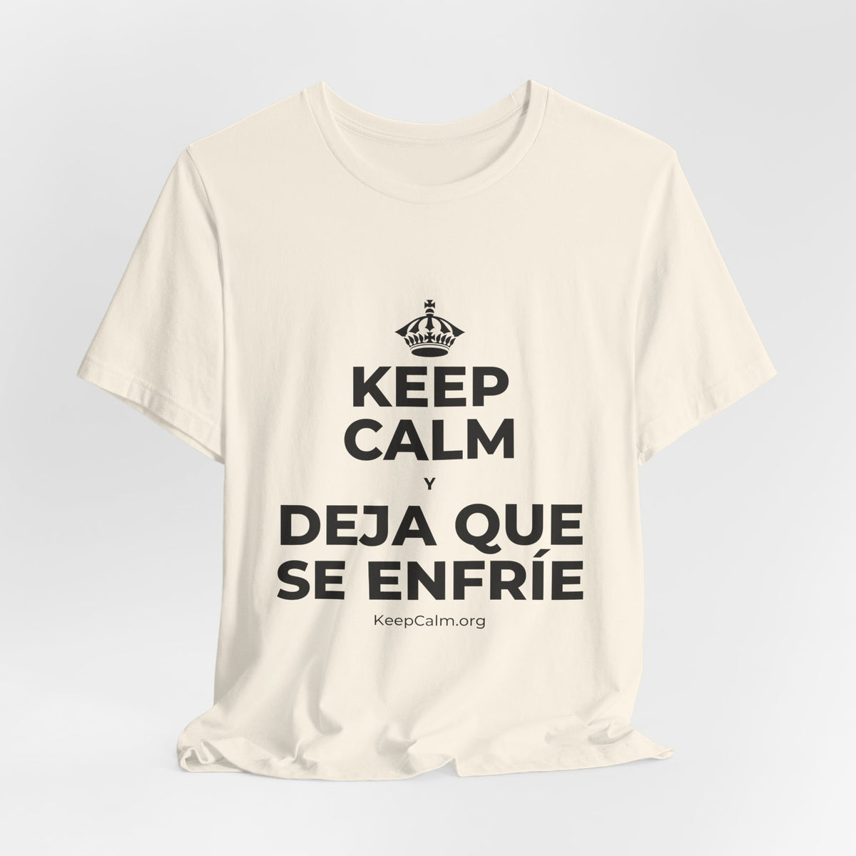 KEEP CALM Y DEJA QUE SE ENFRÍE T-Shirt (White–Asphalt)