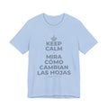 KEEP CALM Y MIRA CÓMO CAMBIAN LAS HOJAS T-Shirt (Baby Blue–Silver)