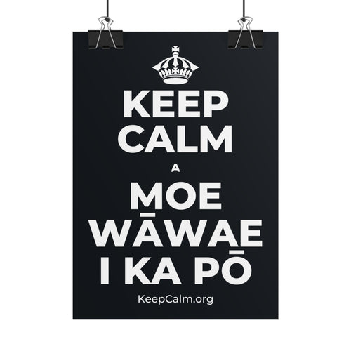 KEEP CALM A MOE WĀWAE I KA PŌ Poster (Dark)