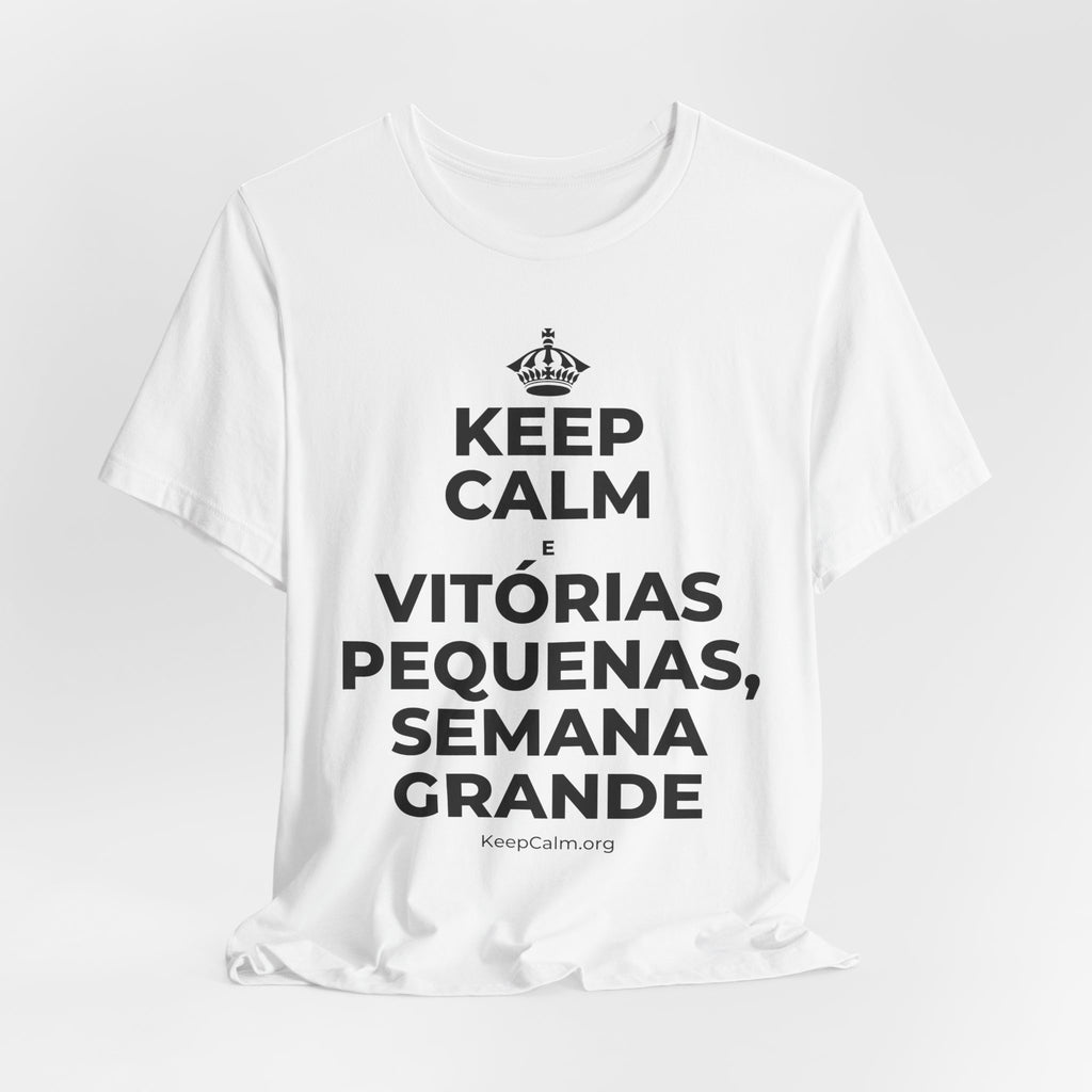 KEEP CALM E VITÓRIAS PEQUENAS, SEMANA GRANDE T-Shirt (White–Asphalt)