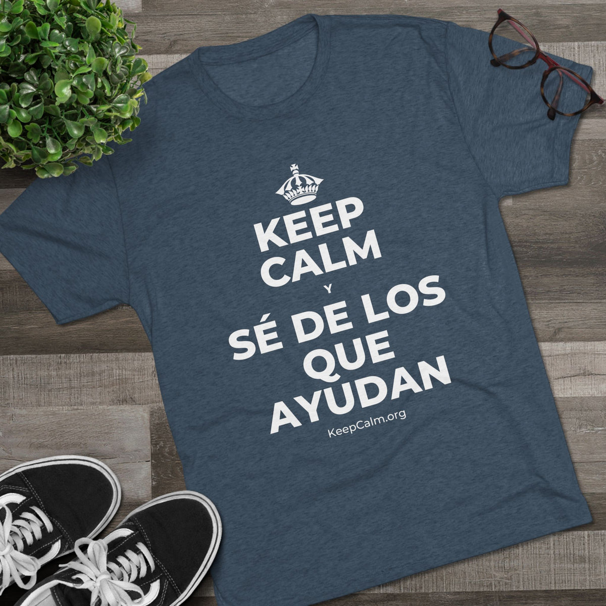 KEEP CALM Y SÉ DE LOS QUE AYUDAN Tri-Blend Tee