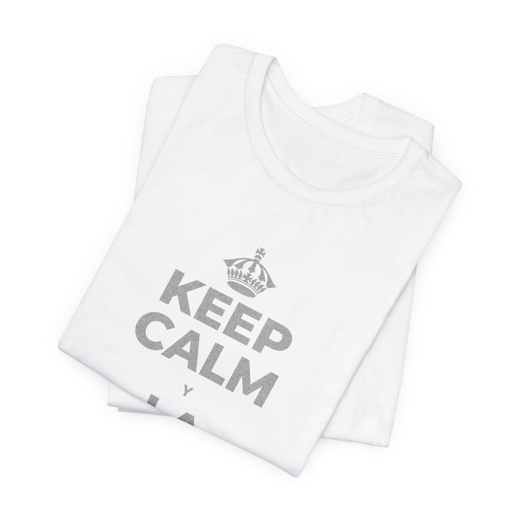 KEEP CALM Y LA FRENTE EN ALTO T-Shirt (White–Asphalt)