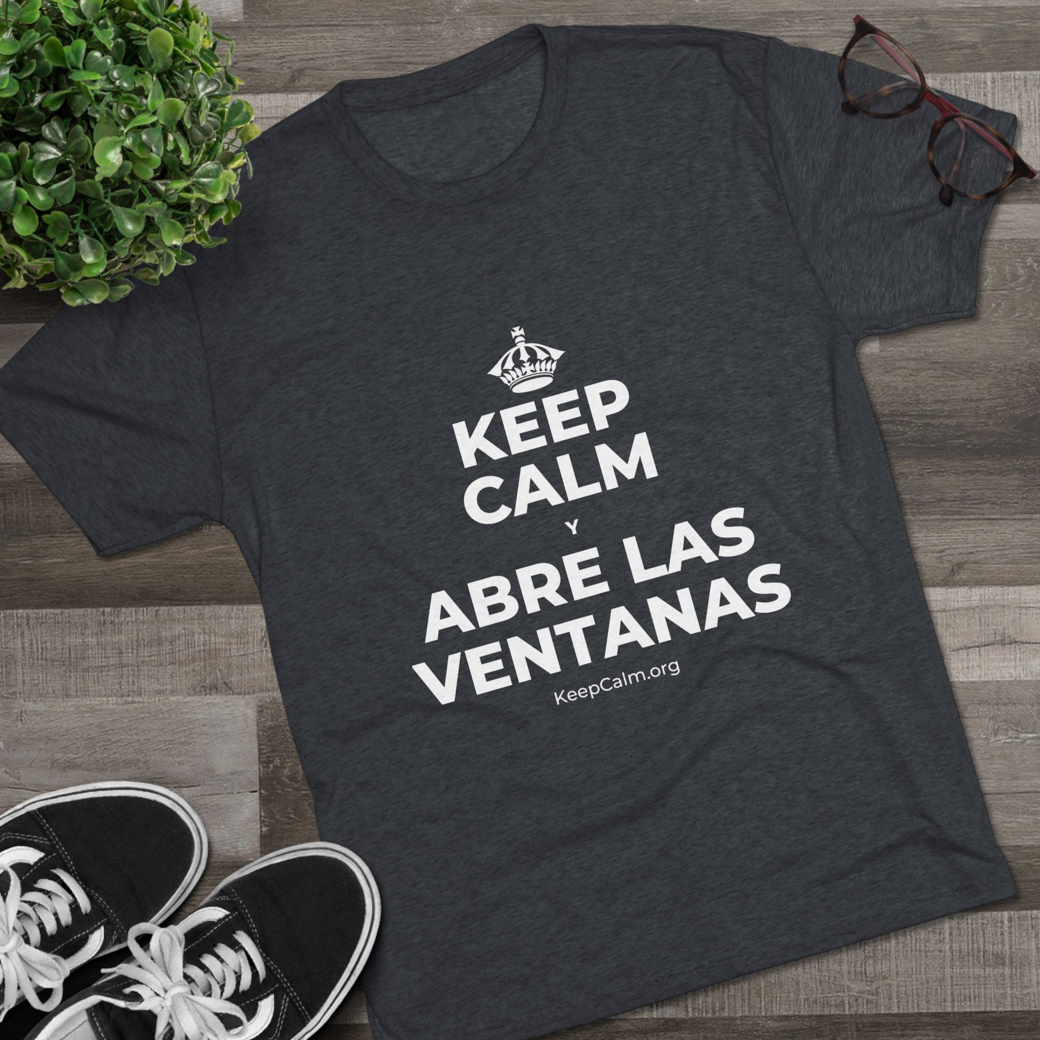 KEEP CALM Y ABRE LAS VENTANAS Tri-Blend Tee