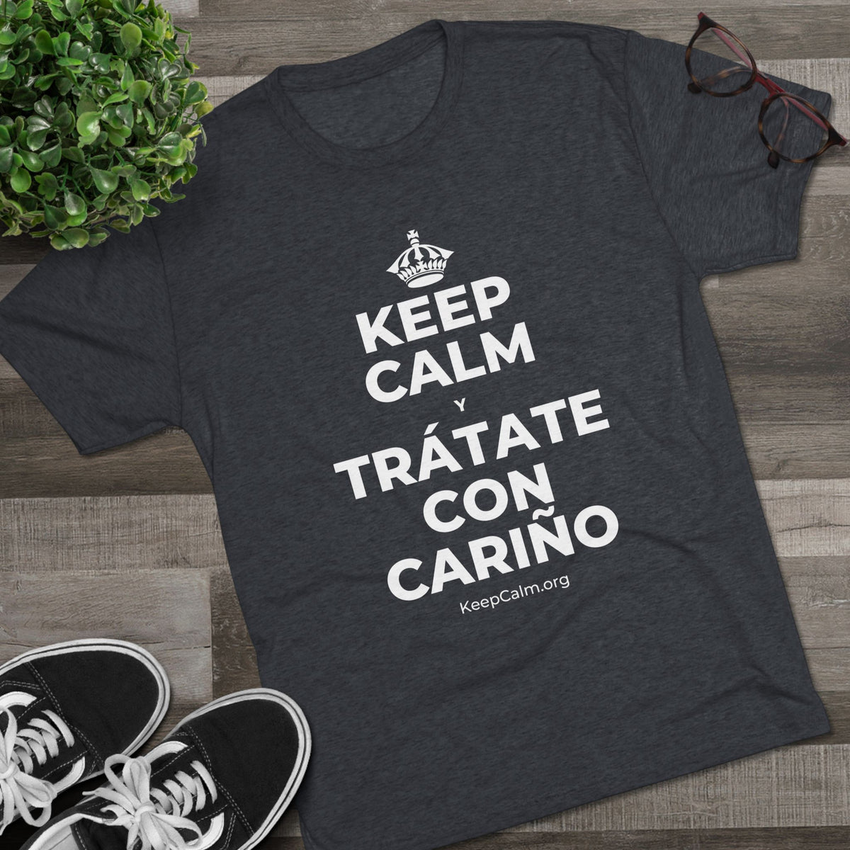 KEEP CALM Y TRÁTATE CON CARIÑO Tri-Blend Tee