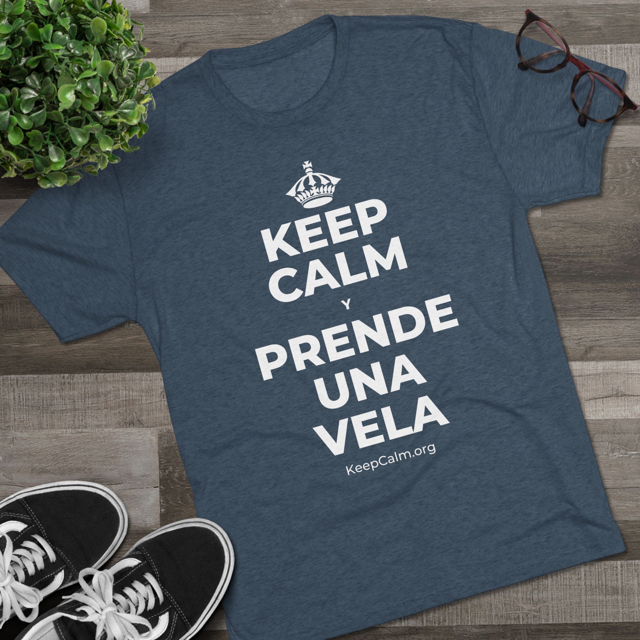 KEEP CALM Y PRENDE UNA VELA Tri-Blend Tee