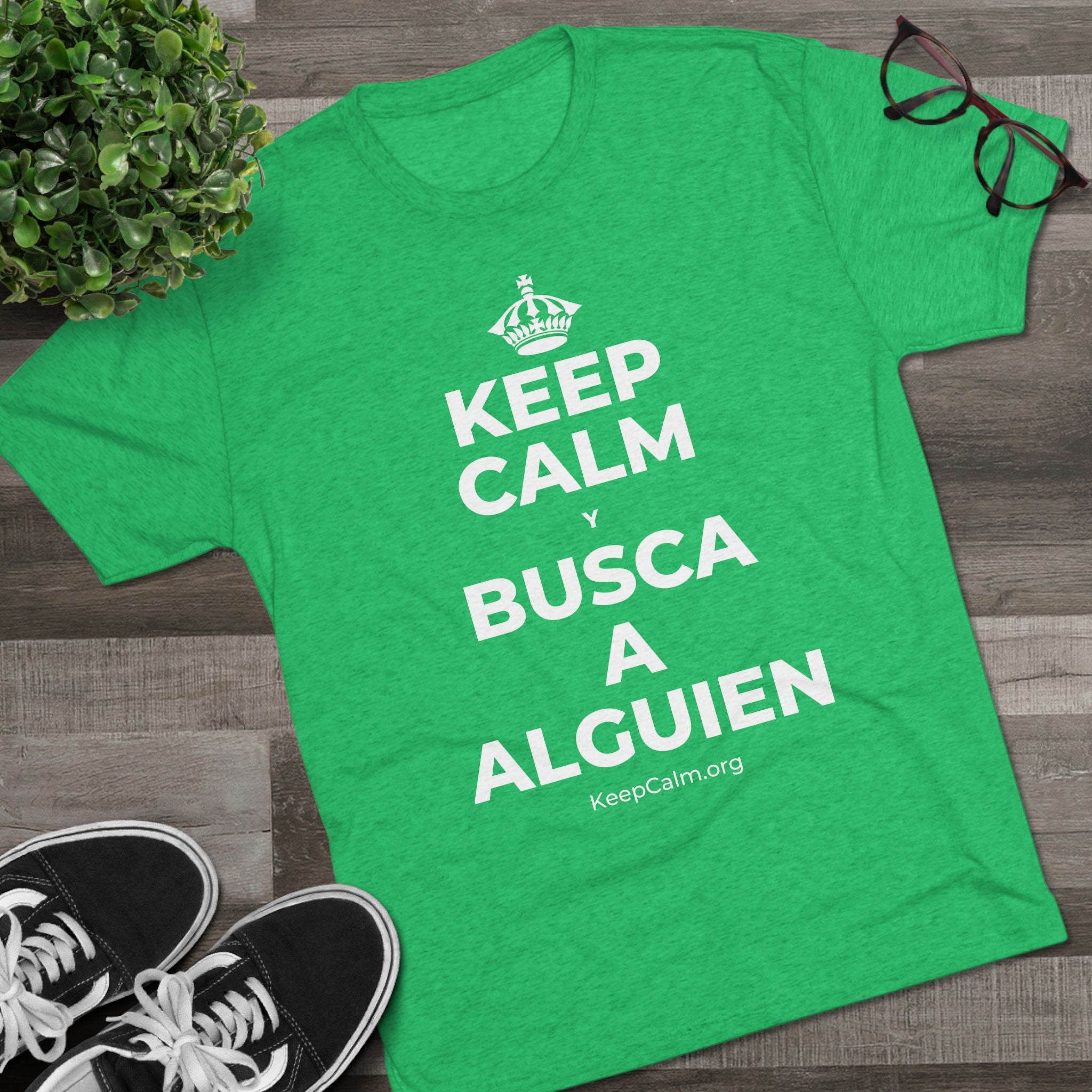 KEEP CALM Y BUSCA A ALGUIEN Tri-Blend Tee
