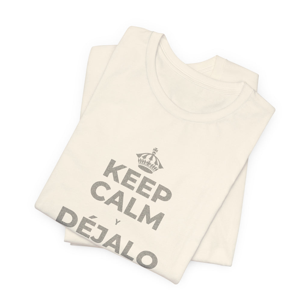KEEP CALM Y DÉJALO MEJOR DE COMO ESTABA T-Shirt (White–Asphalt)