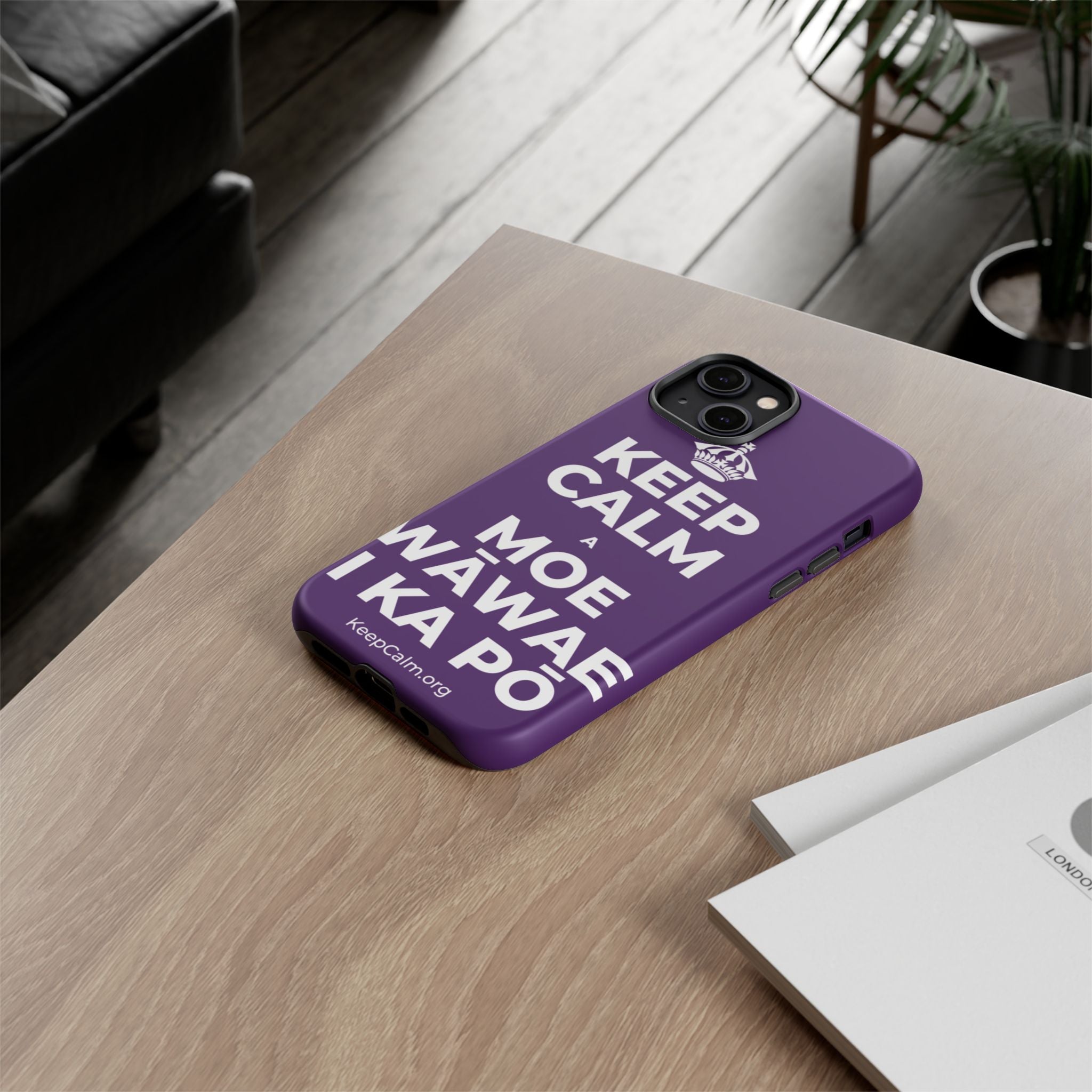 KEEP CALM A MOE WĀWAE I KA PŌ Phone Case