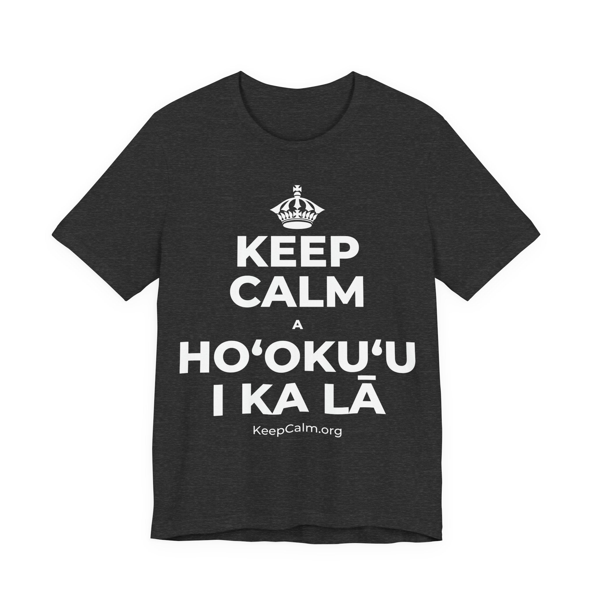 KEEP CALM A HOʻOKUʻU I KA LĀ T-Shirt (White–Asphalt)