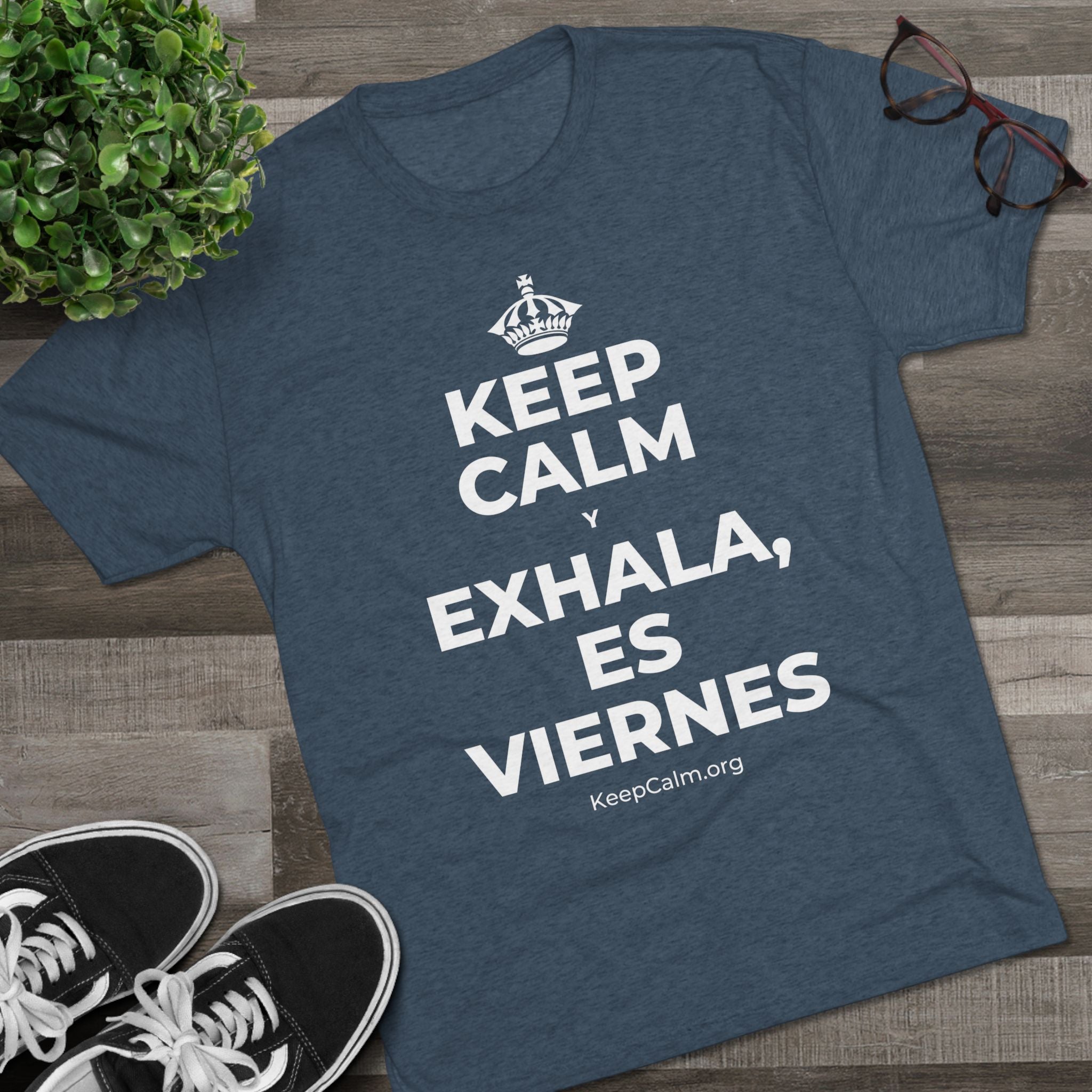 KEEP CALM Y EXHALA, ES VIERNES Tri-Blend Tee