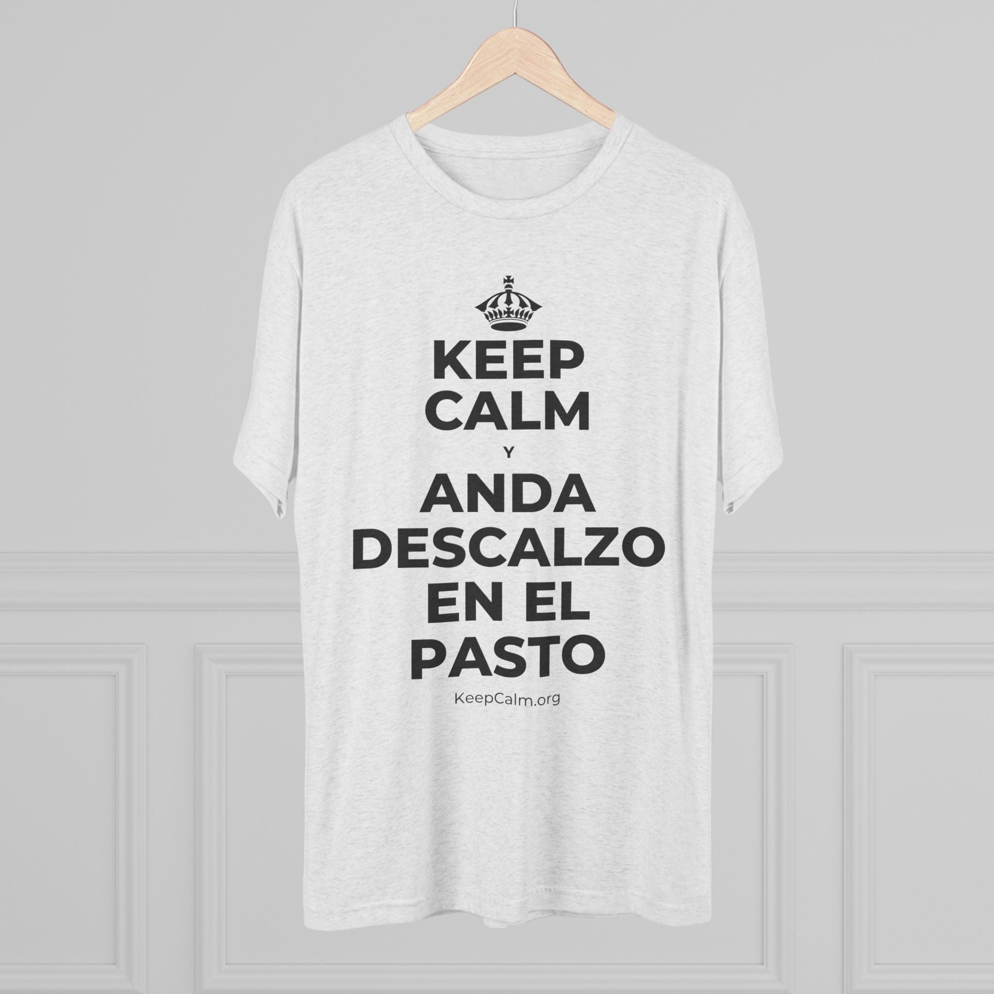 KEEP CALM Y ANDA DESCALZO EN EL PASTO Tri-Blend Tee