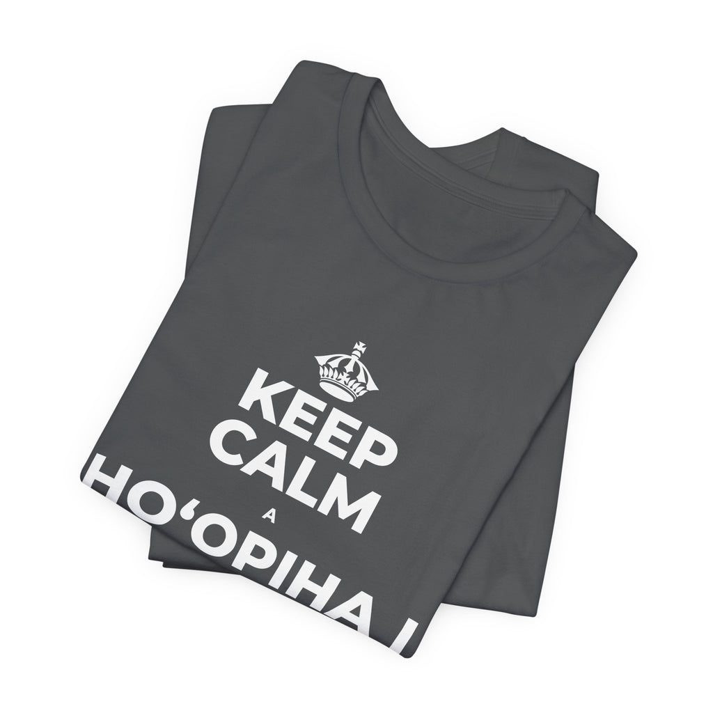 KEEP CALM A HOʻOPIHA I KOU KĪʻAHA ME KE ALOHA T-Shirt (White–Asphalt)