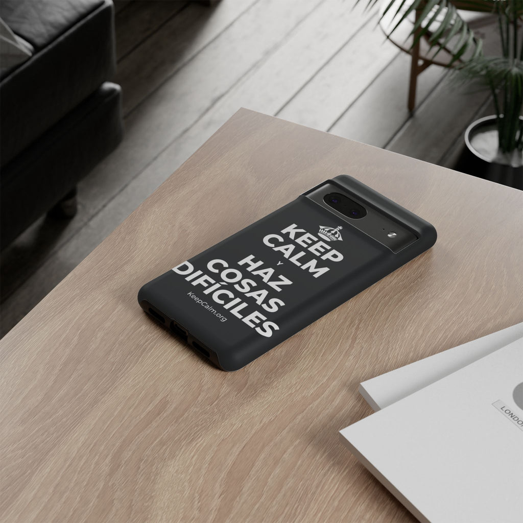 KEEP CALM Y HAZ COSAS DIFÍCILES Phone Case (Dark)