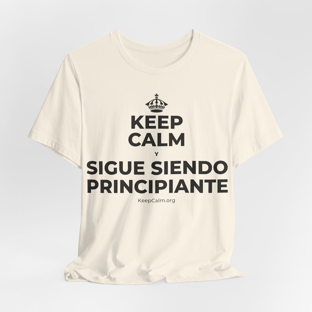 KEEP CALM Y SIGUE SIENDO PRINCIPIANTE T-Shirt (White–Asphalt)