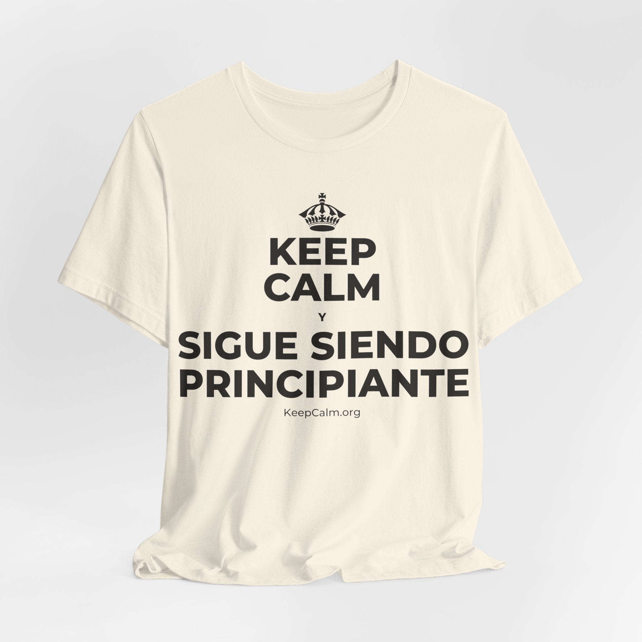 KEEP CALM Y SIGUE SIENDO PRINCIPIANTE T-Shirt (White–Asphalt)