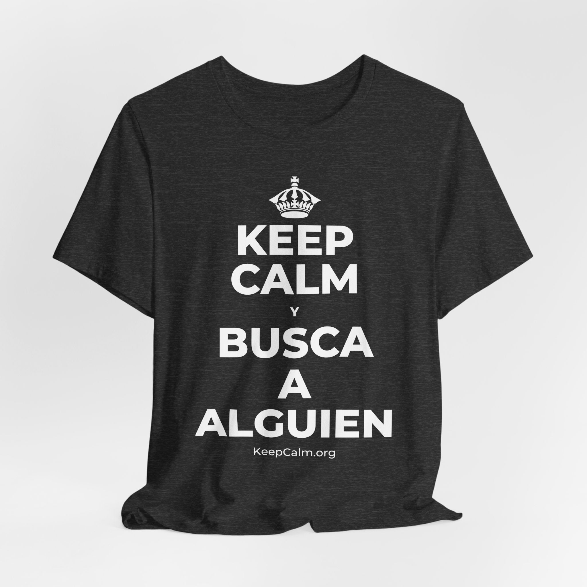 KEEP CALM Y BUSCA A ALGUIEN T-Shirt (White–Asphalt)