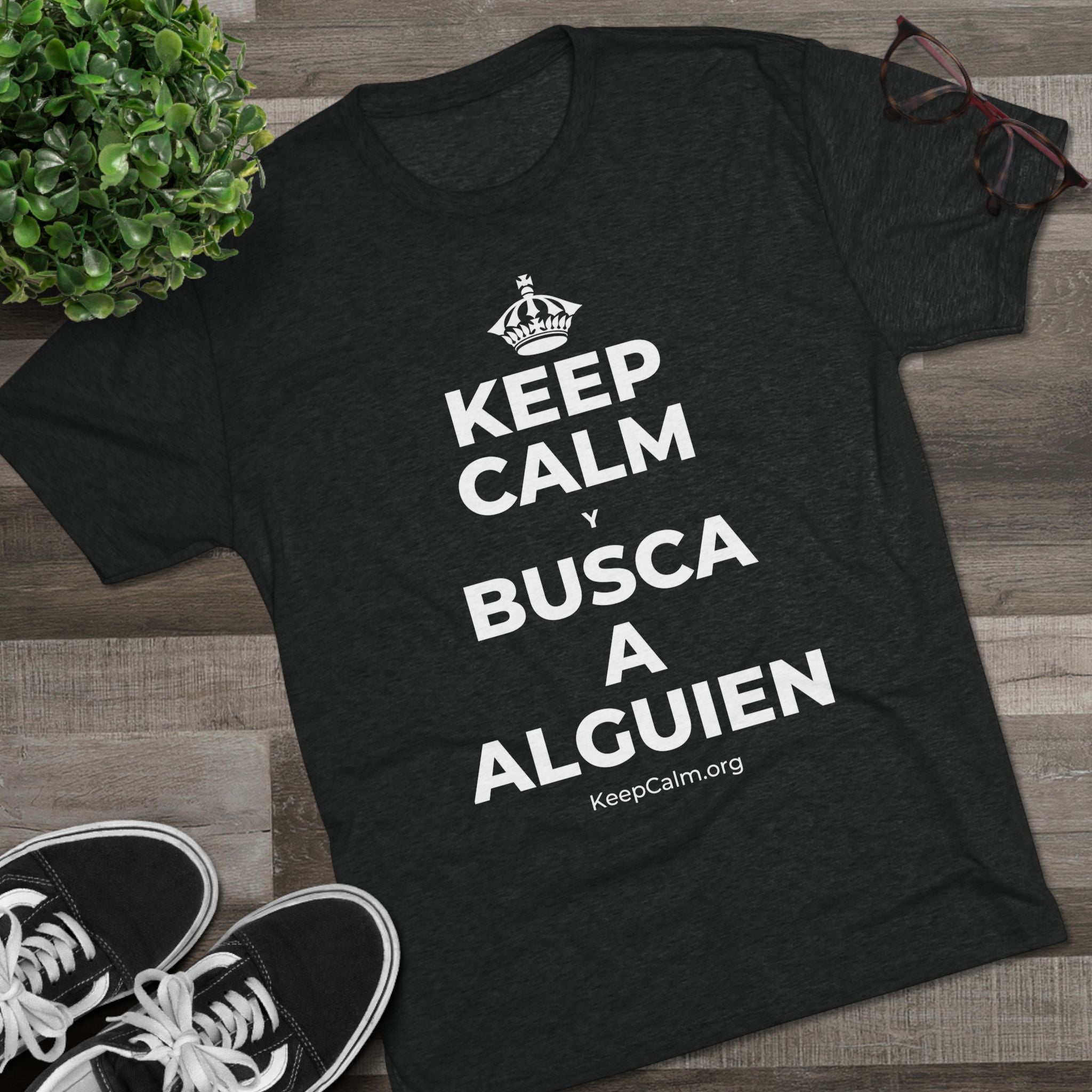 KEEP CALM Y BUSCA A ALGUIEN Tri-Blend Tee