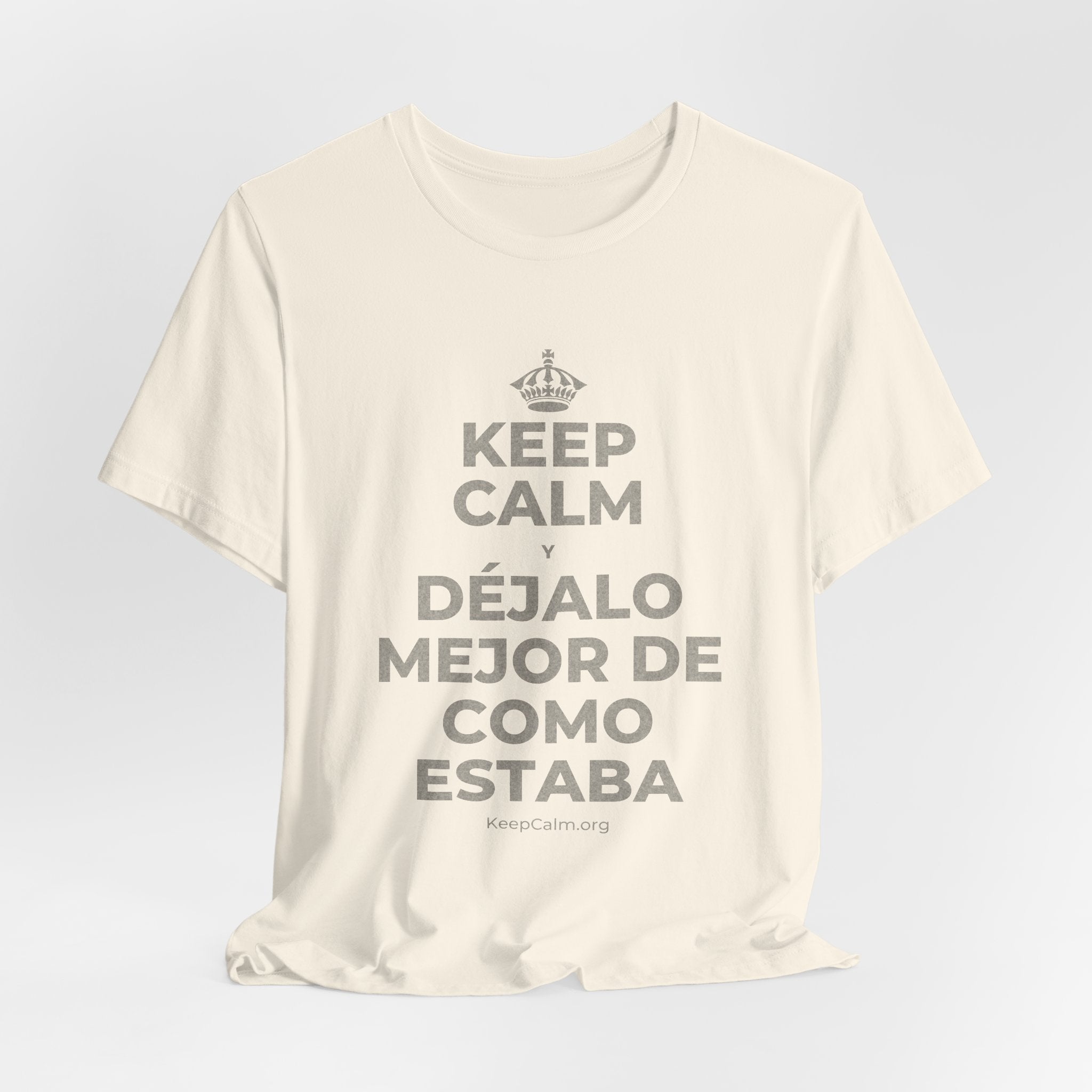 KEEP CALM Y DÉJALO MEJOR DE COMO ESTABA T-Shirt (White–Asphalt)