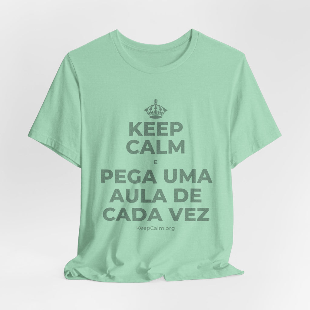 KEEP CALM E PEGA UMA AULA DE CADA VEZ T-Shirt (Baby Blue–Silver)
