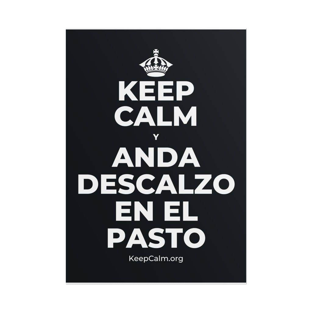 KEEP CALM Y ANDA DESCALZO EN EL PASTO Poster (Dark)