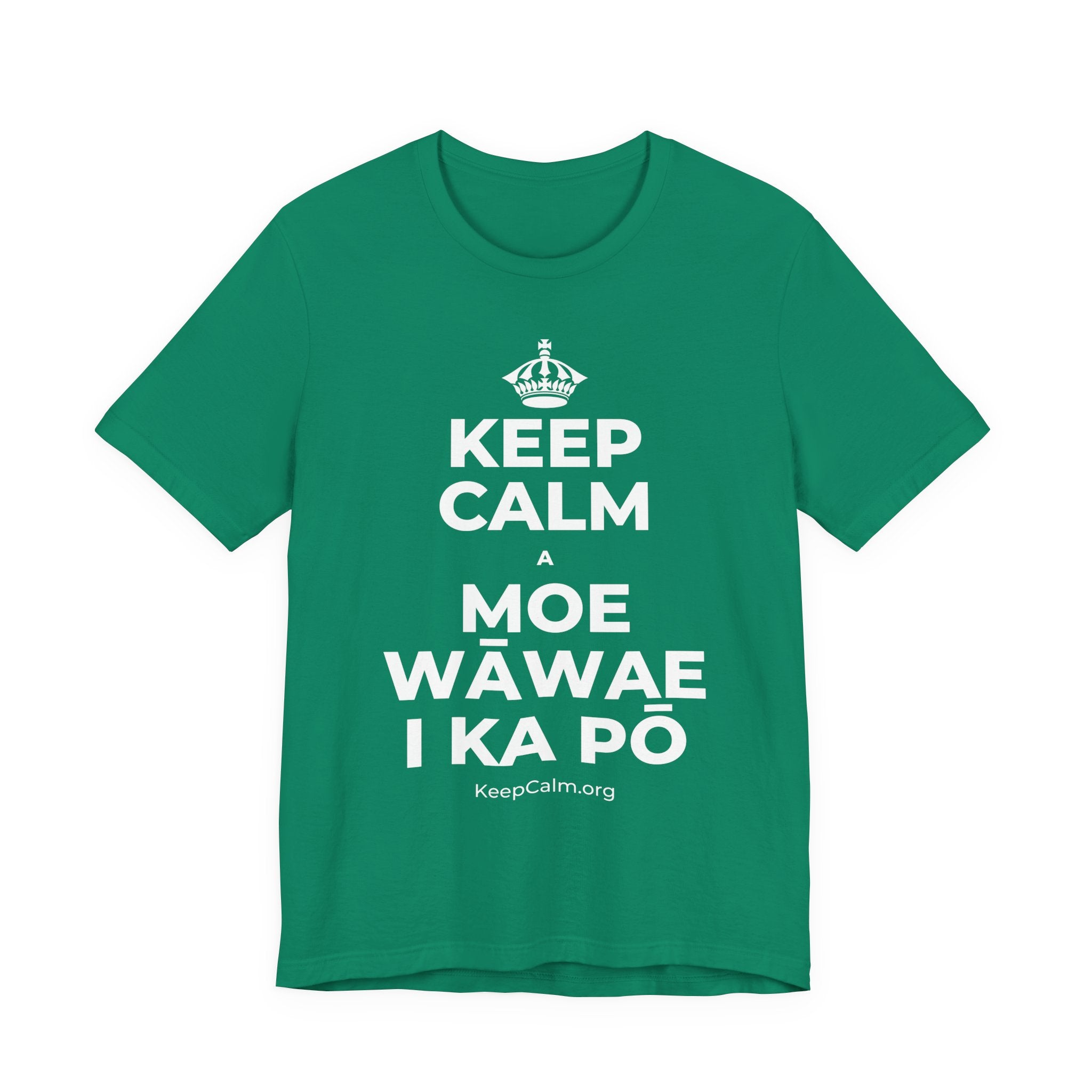 KEEP CALM A MOE WĀWAE I KA PŌ T-Shirt (White–Asphalt)