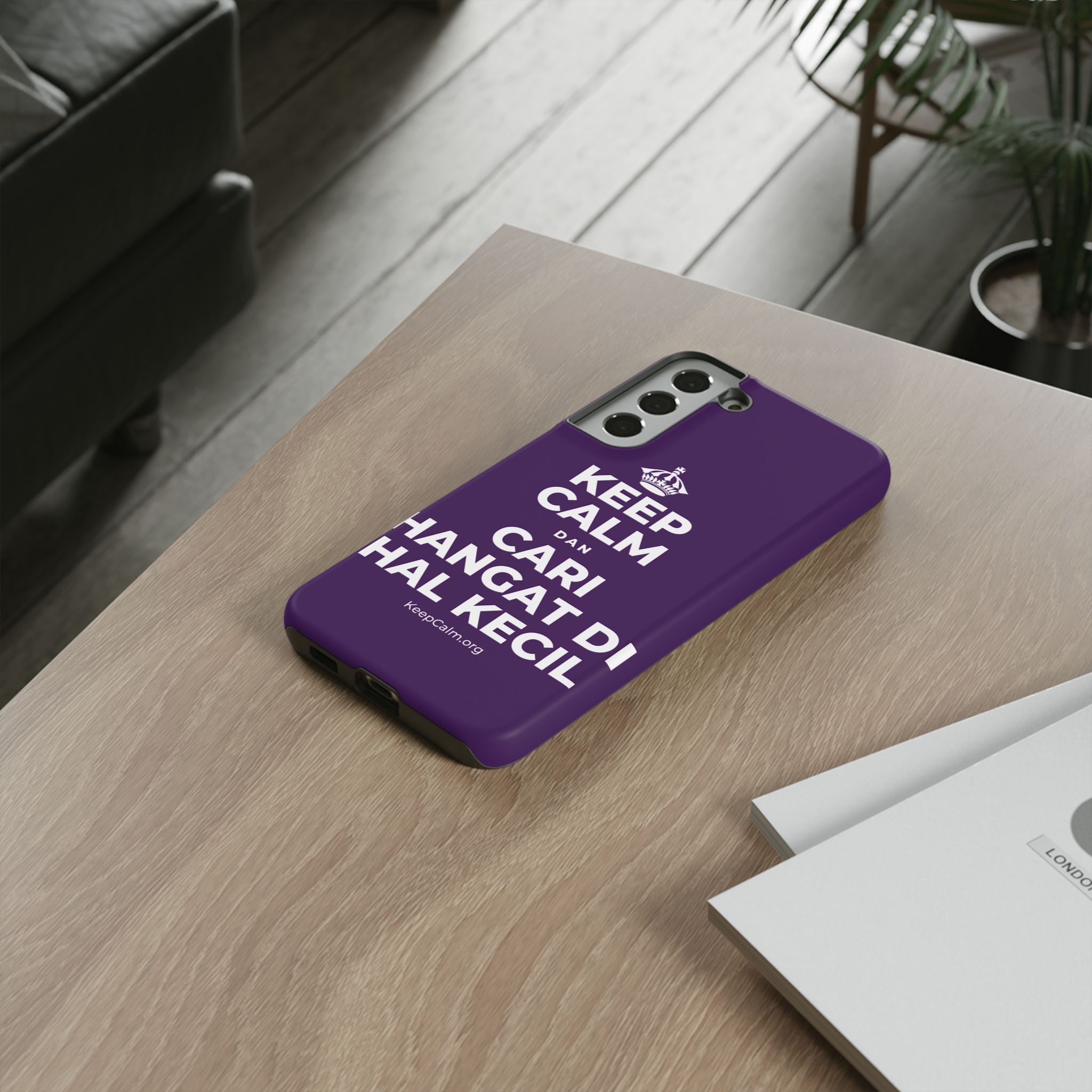 KEEP CALM DAN CARI HANGAT DI HAL KECIL Phone Case