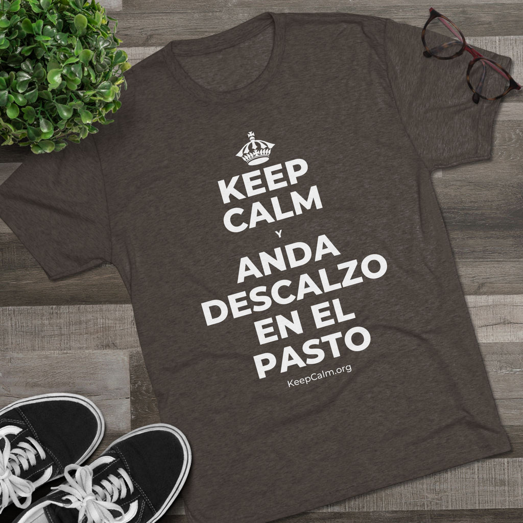 KEEP CALM Y ANDA DESCALZO EN EL PASTO Tri-Blend Tee