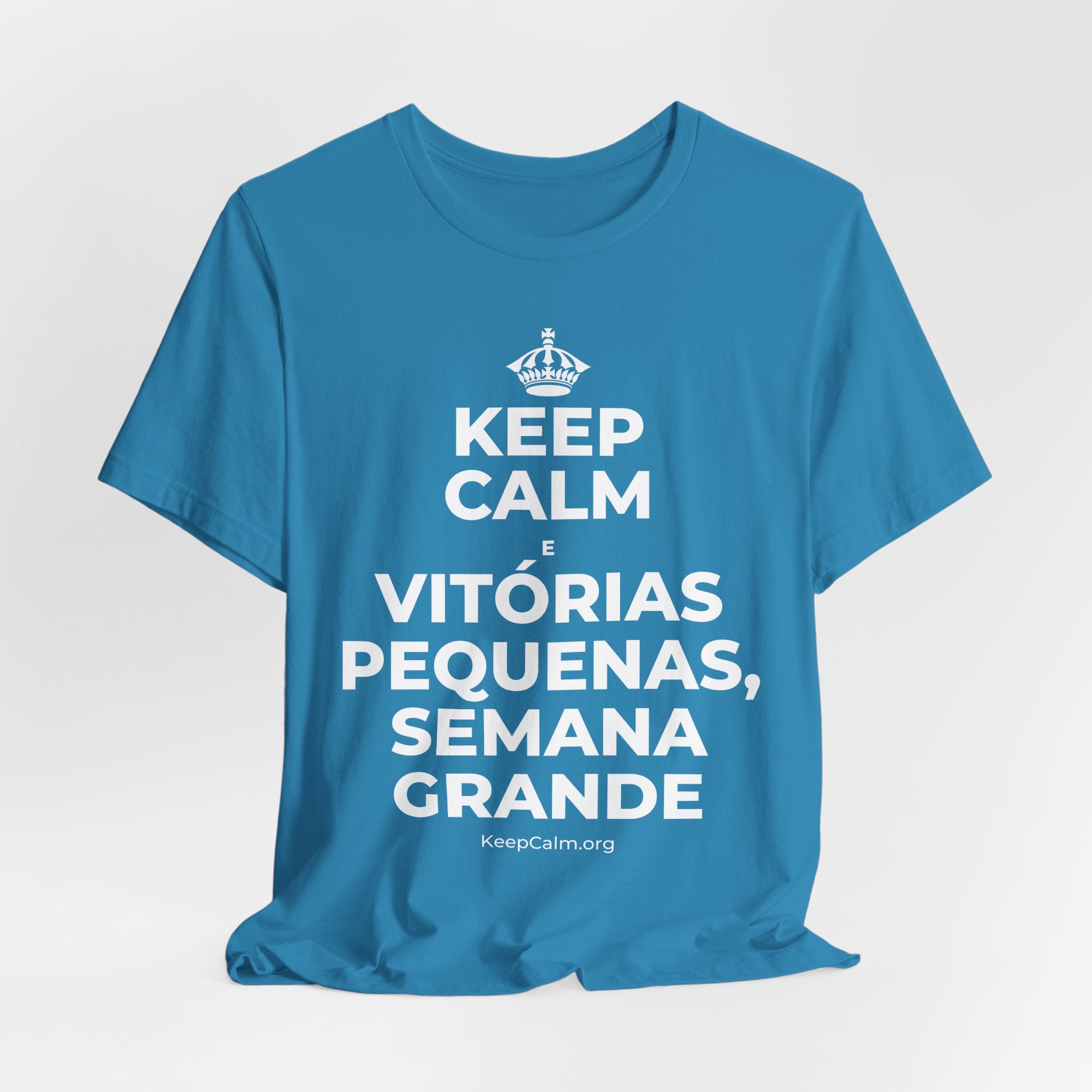 KEEP CALM E VITÓRIAS PEQUENAS, SEMANA GRANDE T-Shirt (White–Asphalt)