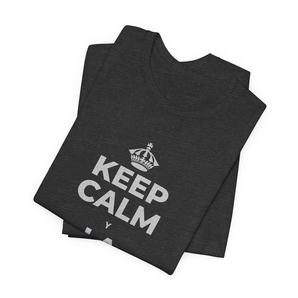 KEEP CALM Y LA FRENTE EN ALTO T-Shirt (White–Asphalt)