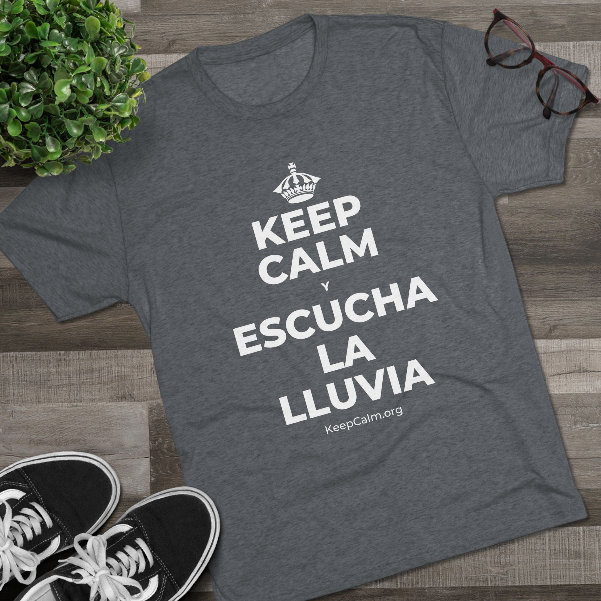 KEEP CALM Y ESCUCHA LA LLUVIA Tri-Blend Tee