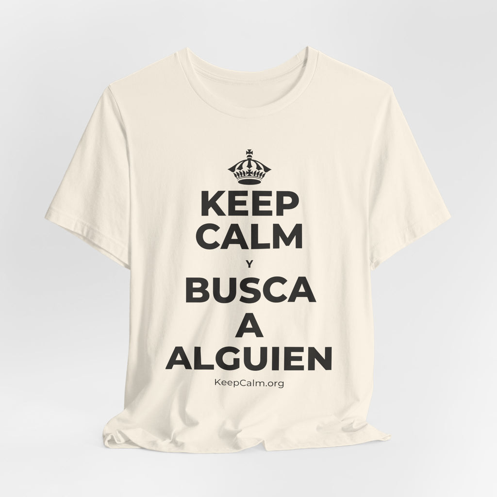 KEEP CALM Y BUSCA A ALGUIEN T-Shirt (White–Asphalt)