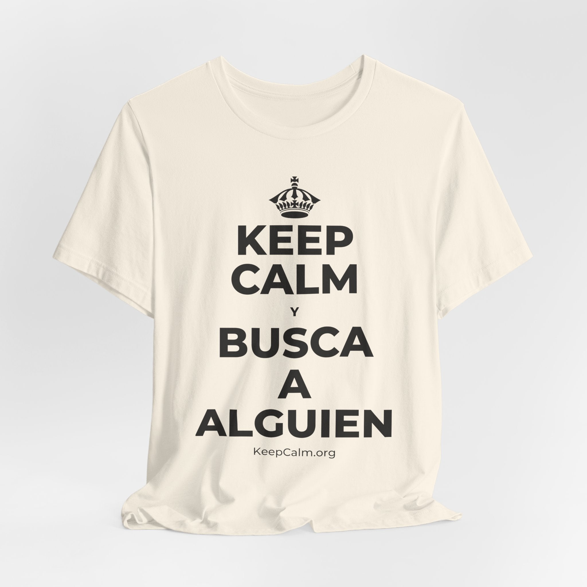 KEEP CALM Y BUSCA A ALGUIEN T-Shirt (White–Asphalt)