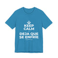 KEEP CALM Y DEJA QUE SE ENFRÍE T-Shirt (White–Asphalt)