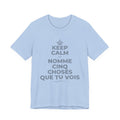 KEEP CALM ET NOMME CINQ CHOSES QUE TU VOIS T-Shirt (Baby Blue–Silver)