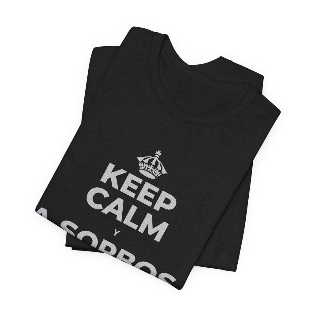 KEEP CALM Y A SORBOS, NO DE GOLPE T-Shirt (White–Asphalt)