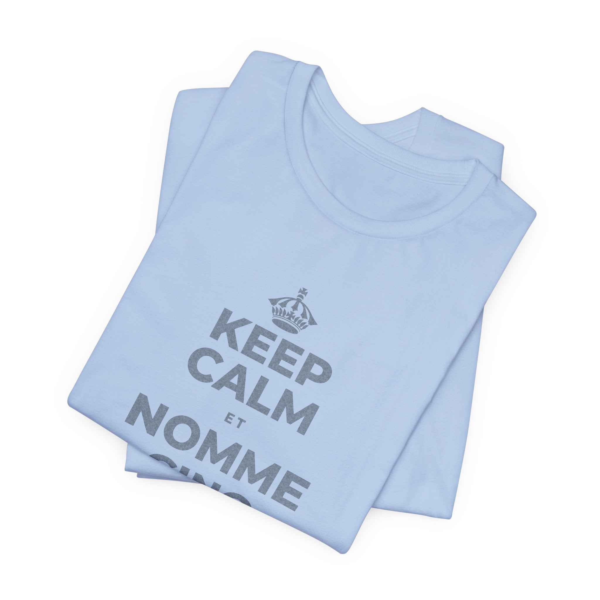 KEEP CALM ET NOMME CINQ CHOSES QUE TU VOIS T-Shirt (Baby Blue–Silver)