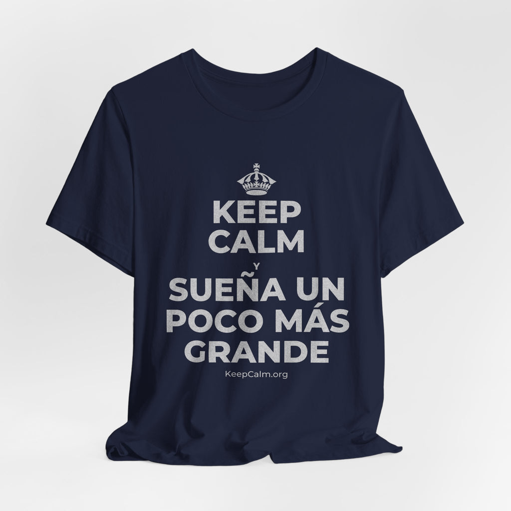 KEEP CALM Y SUEÑA UN POCO MÁS GRANDE T-Shirt (White–Asphalt)