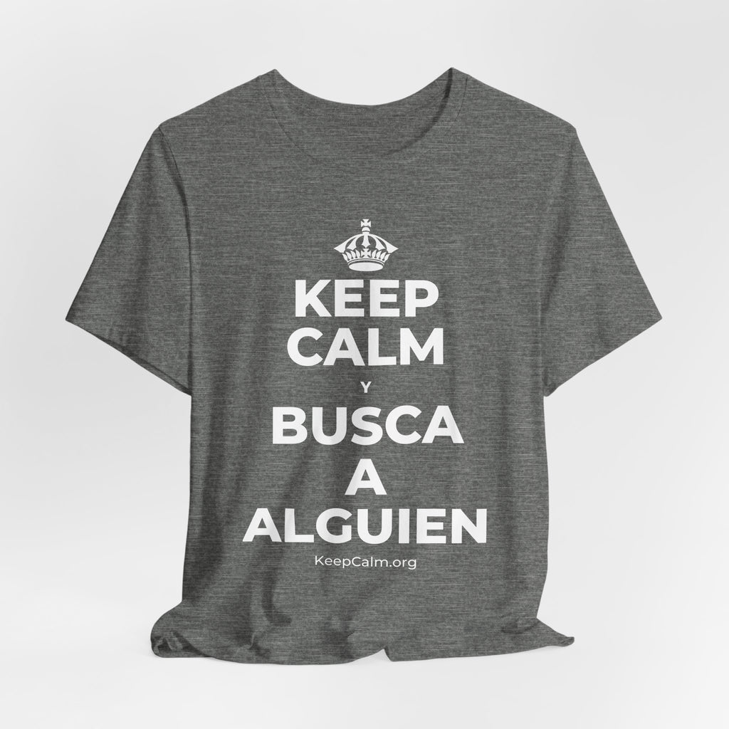 KEEP CALM Y BUSCA A ALGUIEN T-Shirt (Baby Blue–Silver)