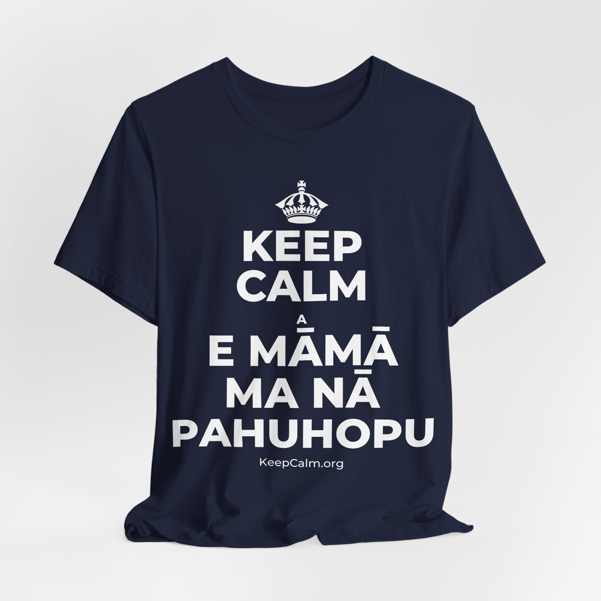 KEEP CALM A E MĀMĀ MA NĀ PAHUHOPU T-Shirt (White–Asphalt)