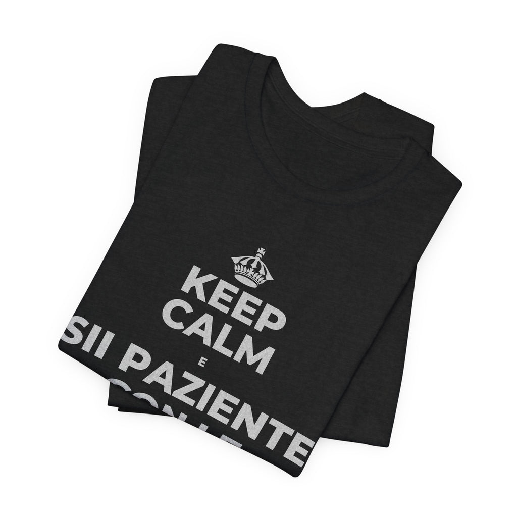 KEEP CALM E SII PAZIENTE CON LE NUOVE ABITUDINI T-Shirt (White–Asphalt)