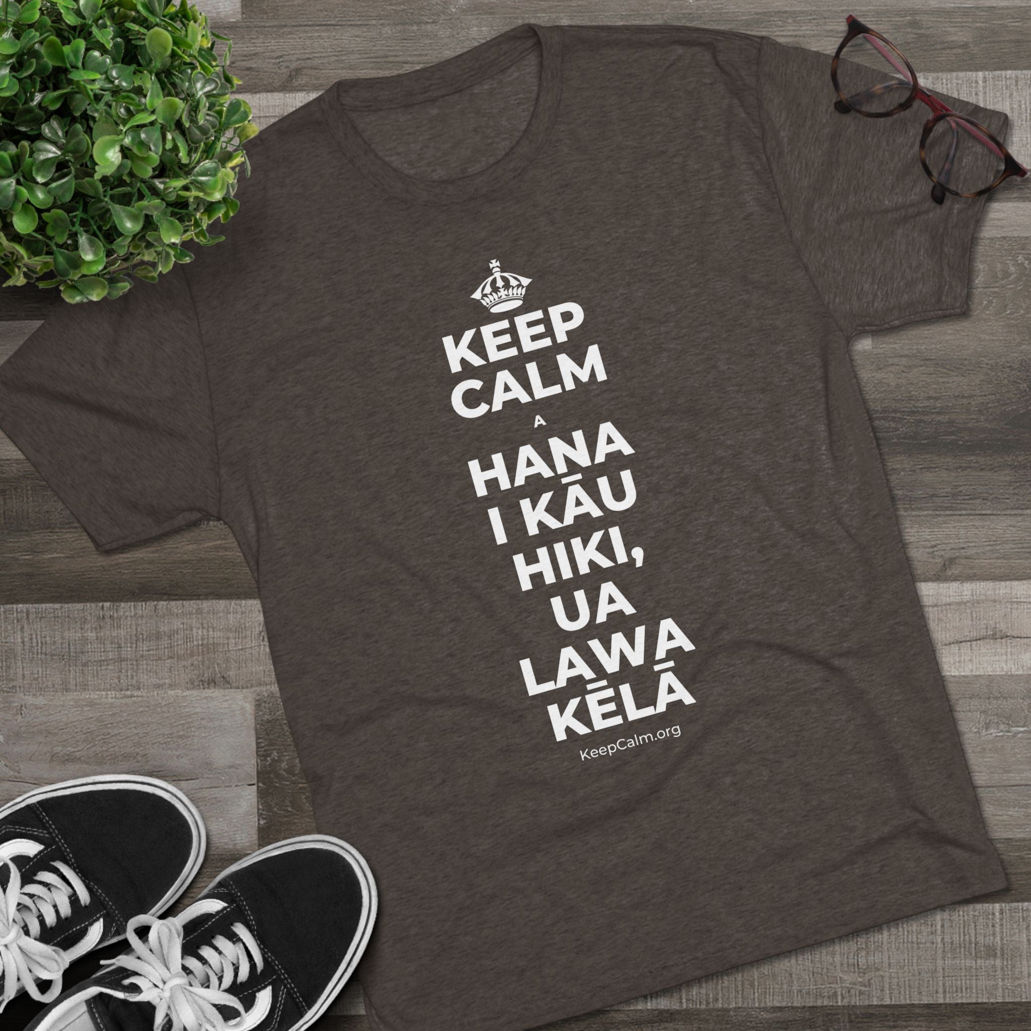 KEEP CALM A HANA I KĀU HIKI, UA LAWA KĒLĀ Tri-Blend Tee