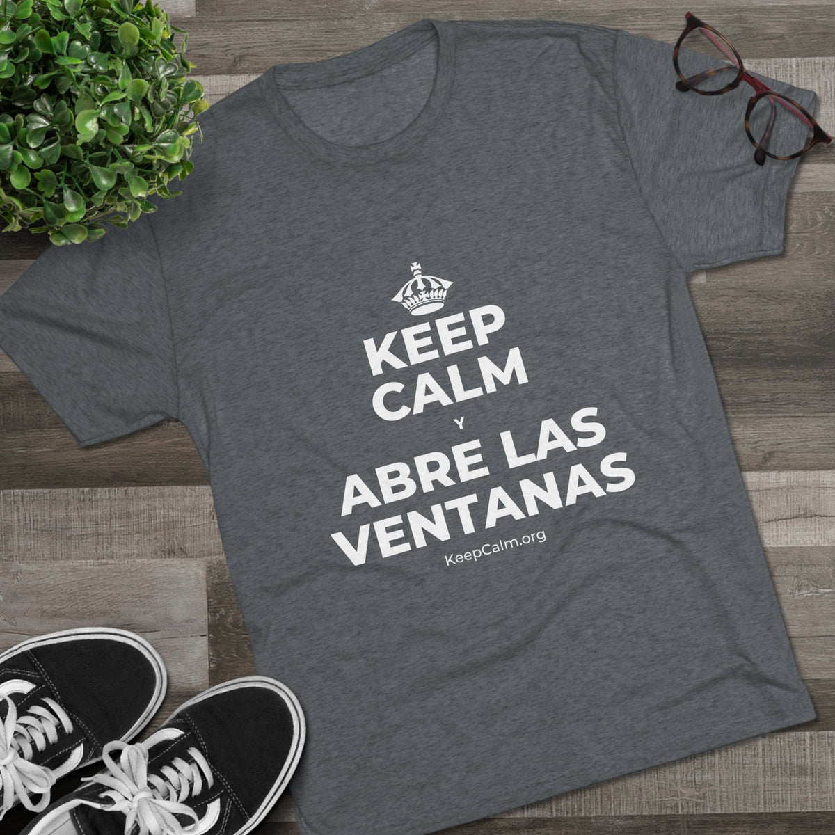 KEEP CALM Y ABRE LAS VENTANAS Tri-Blend Tee