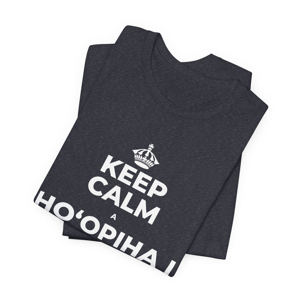 KEEP CALM A HOʻOPIHA I KOU KĪʻAHA ME KE ALOHA T-Shirt (White–Asphalt)