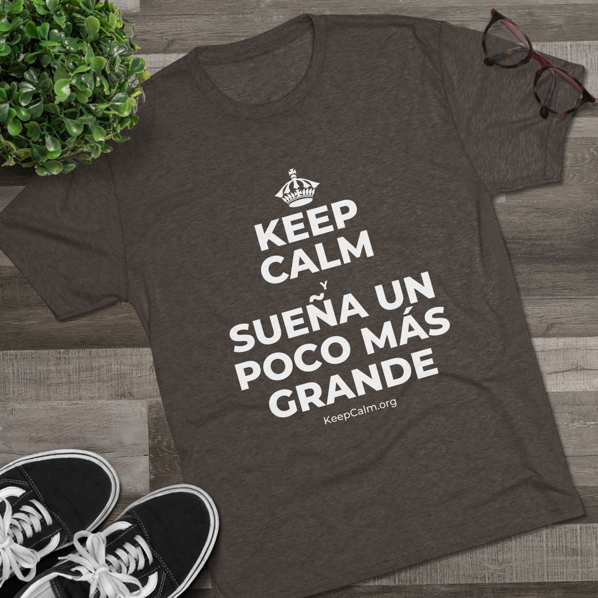 KEEP CALM Y SUEÑA UN POCO MÁS GRANDE Tri-Blend Tee