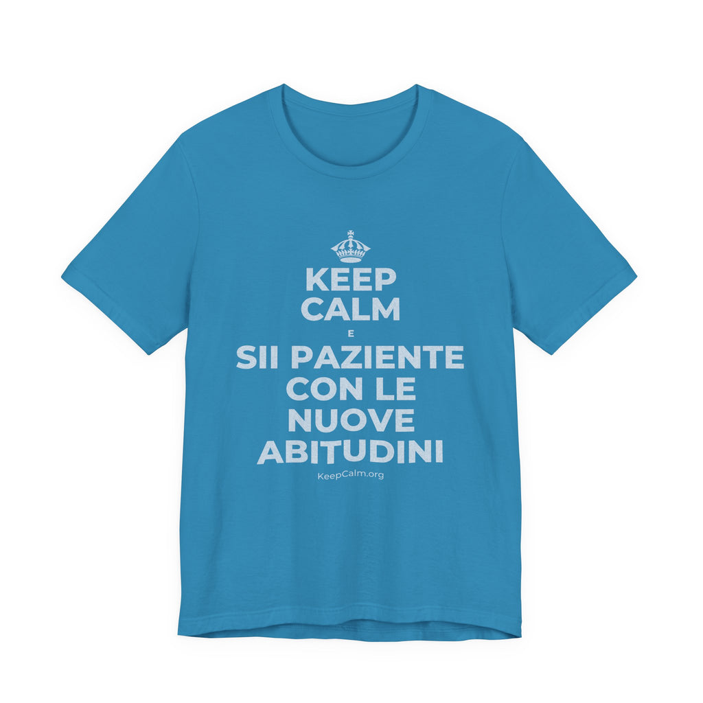 KEEP CALM E SII PAZIENTE CON LE NUOVE ABITUDINI T-Shirt (White–Asphalt)