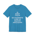 KEEP CALM E SII PAZIENTE CON LE NUOVE ABITUDINI T-Shirt (White–Asphalt)