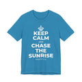 KEEP CALM AND CHASE THE SUNRISE T-Shirt (White–Asphalt)