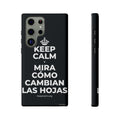 KEEP CALM Y MIRA CÓMO CAMBIAN LAS HOJAS Phone Case (Dark)